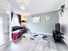 3 Bedroom House with Fast WiFi and Free Parking - TV's in Every Room